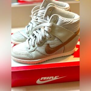 NIKE Dunk Sky HI -like new!